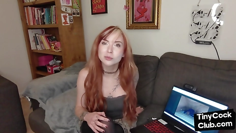 Smoking mistres afraid a foot girls